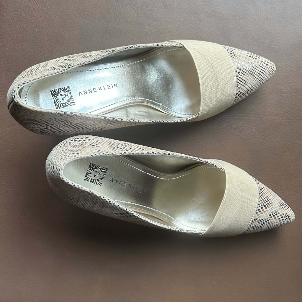 Anne Klein beige, black, and cream snakeskin genuine leather pumps sz 8.5 NWT